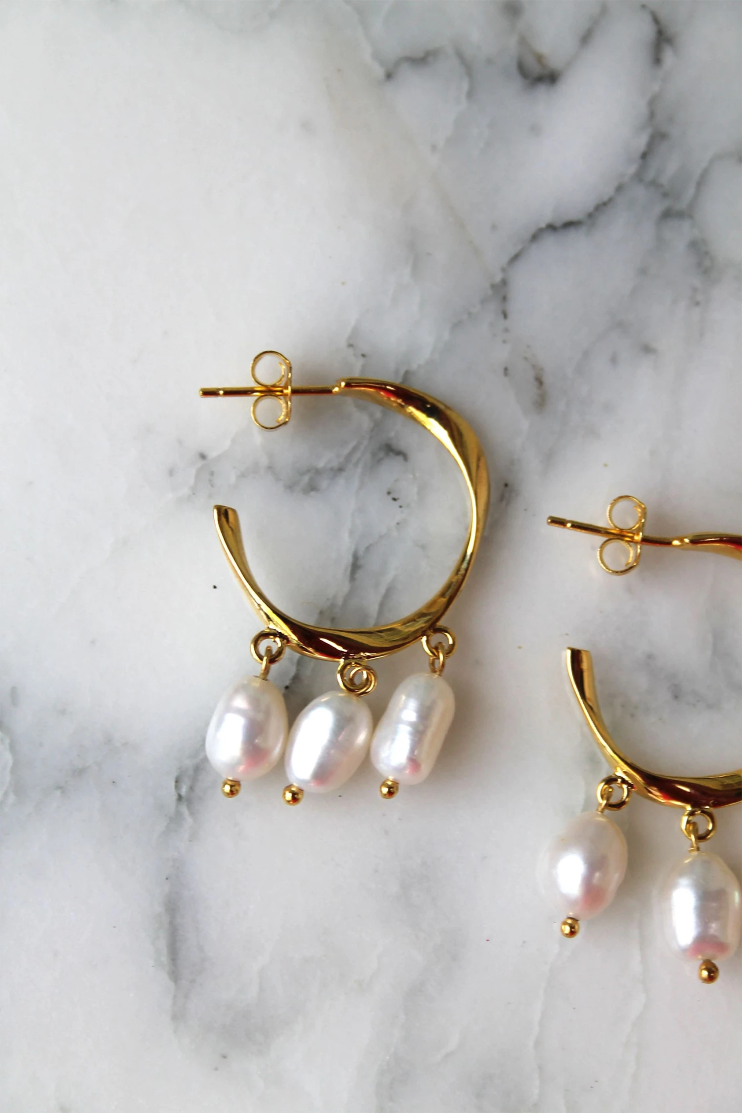 Créoles Maïna - Plaqué Or Et Perles 2 Créoles Maïna - Plaqué Or Et Perles – Image 2