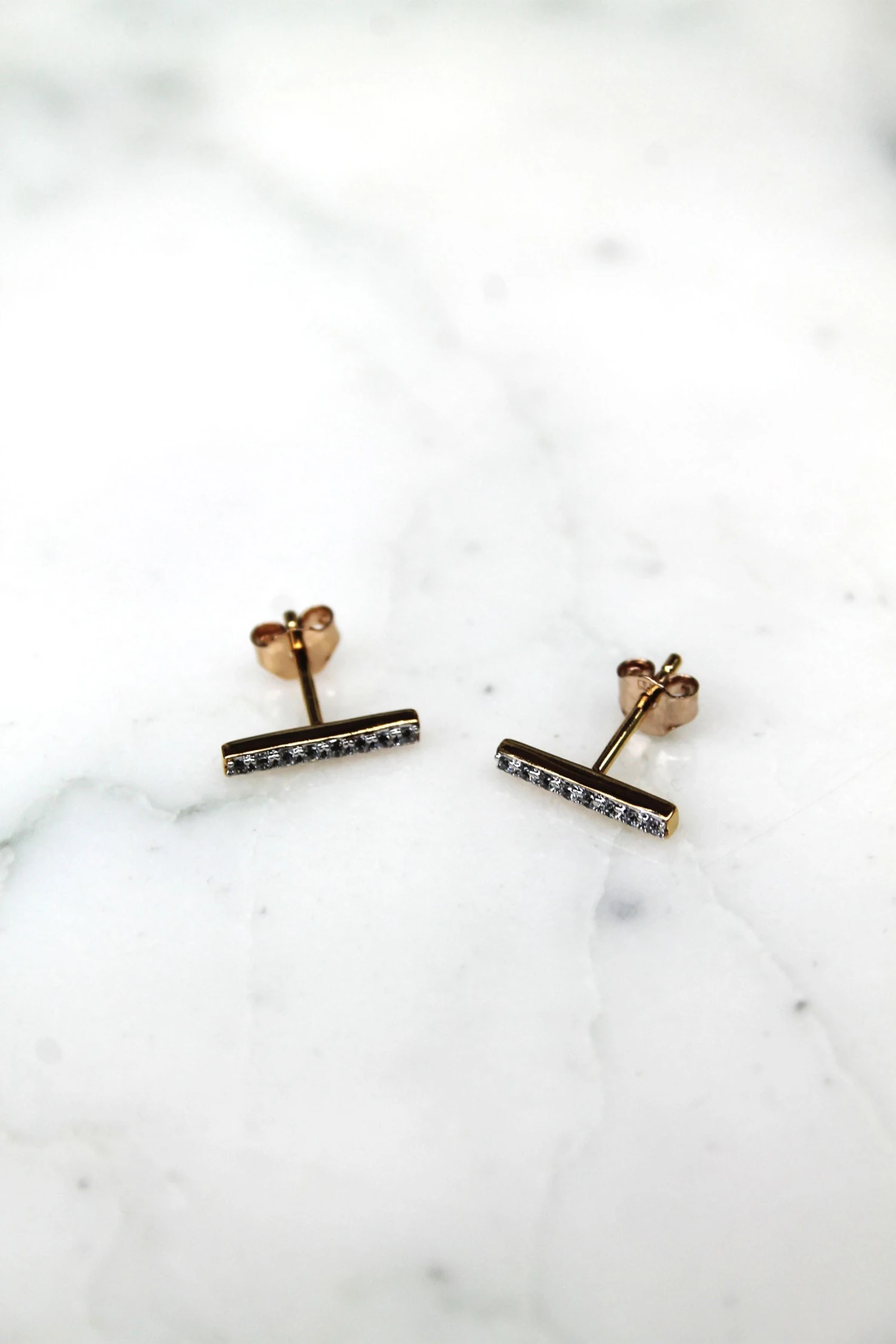 Puces D'oreilles Barrette Minimaliste - Plaqué Or Et Zirconiums 1 Puces D'oreilles Barrette Minimaliste - Plaqué Or Et Zirconiums