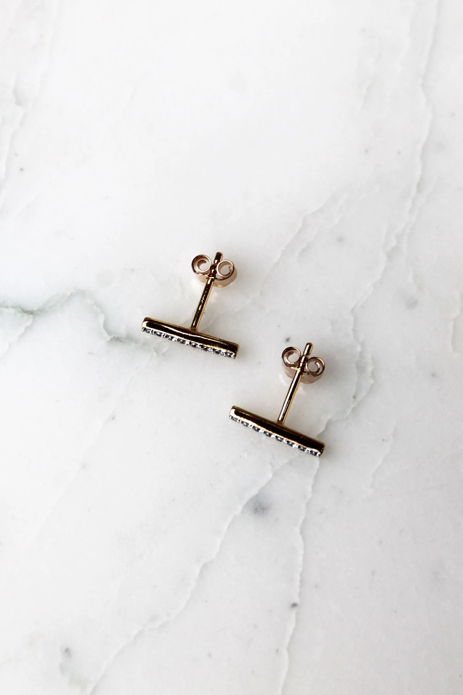 Puces D'oreilles Barrette Minimaliste - Plaqué Or Et Zirconiums 4 Puces D'oreilles Barrette Minimaliste - Plaqué Or Et Zirconiums – Image 4